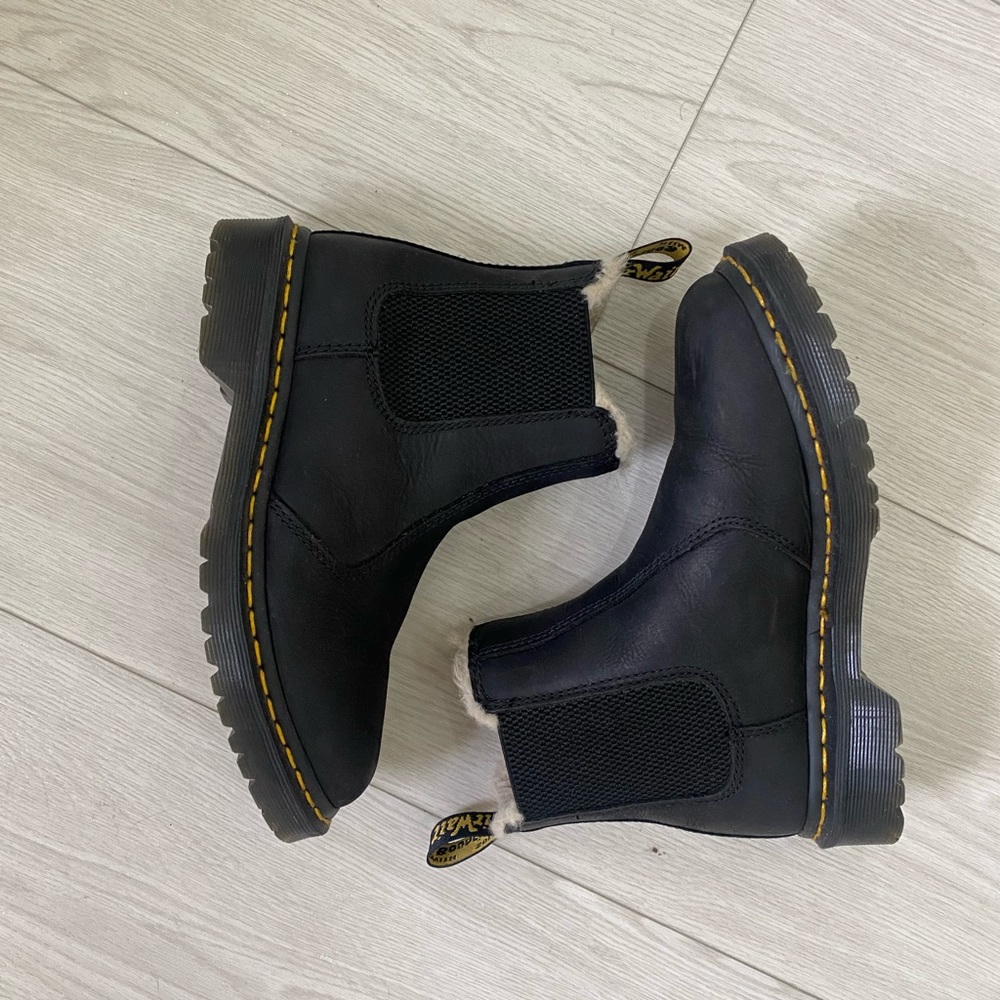 BLACK DR. MARTENS WOMEN'S FAUX FUR LINED CHELSEA BOOTS